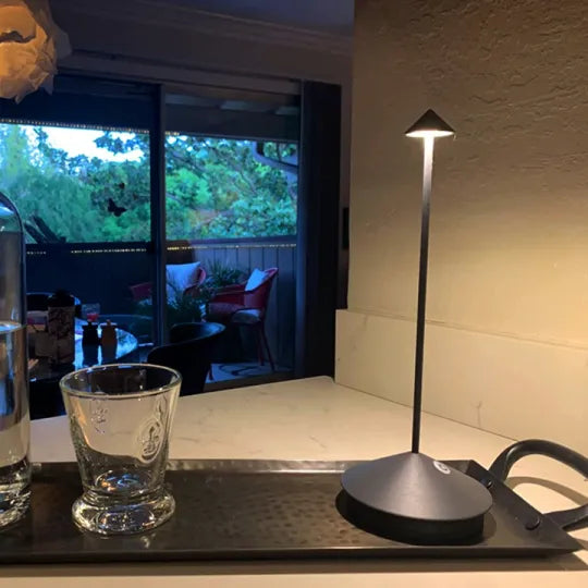Drahtlose LED-Tischlampe mit dimmbarem Licht und USB-Ladefunktion