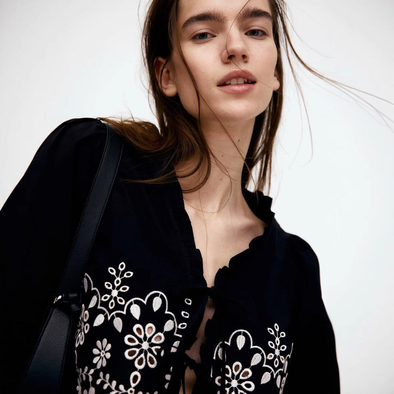 Elegante Bluse mit Blumenstickerei und Rüschen für Damen