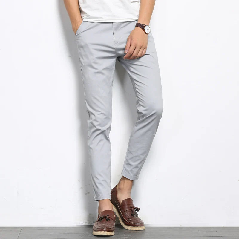 Herrenhose aus Baumwolle mit Stretchanteil und schmaler Passform