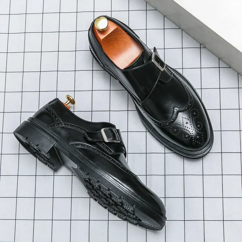 Herren-Lederhalbschuhe mit Schnallenverschluss und Brogue-Details