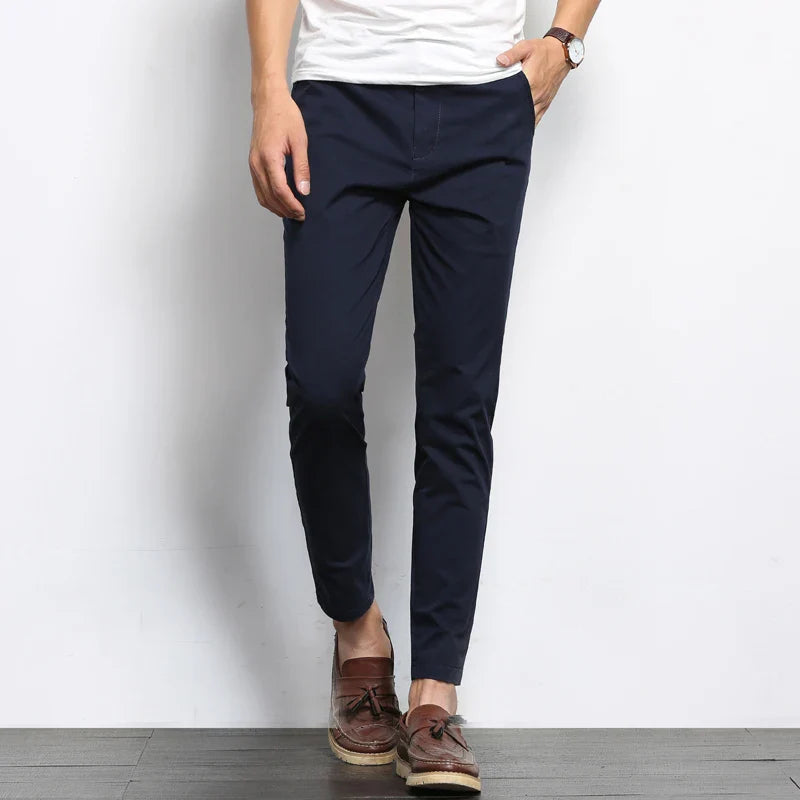Herrenhose aus Baumwolle mit Stretchanteil und schmaler Passform