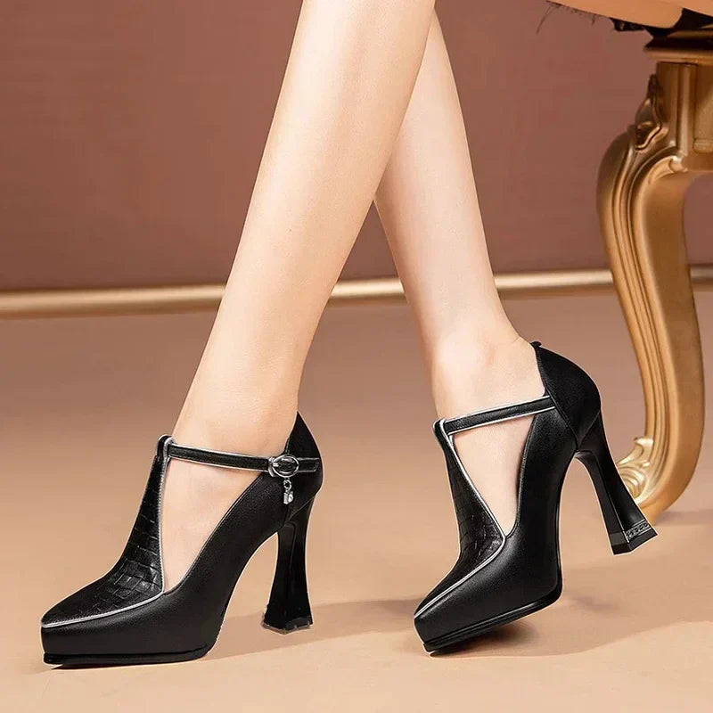 Damen-Pumps mit T-Riemchen und quadratischem Blockabsatz