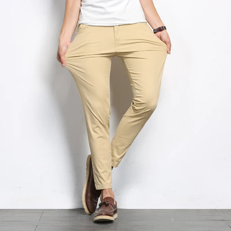 Herrenhose aus Baumwolle mit Stretchanteil und schmaler Passform