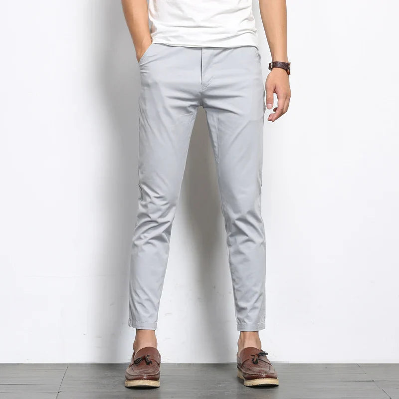 Herrenhose aus Baumwolle mit Stretchanteil und schmaler Passform