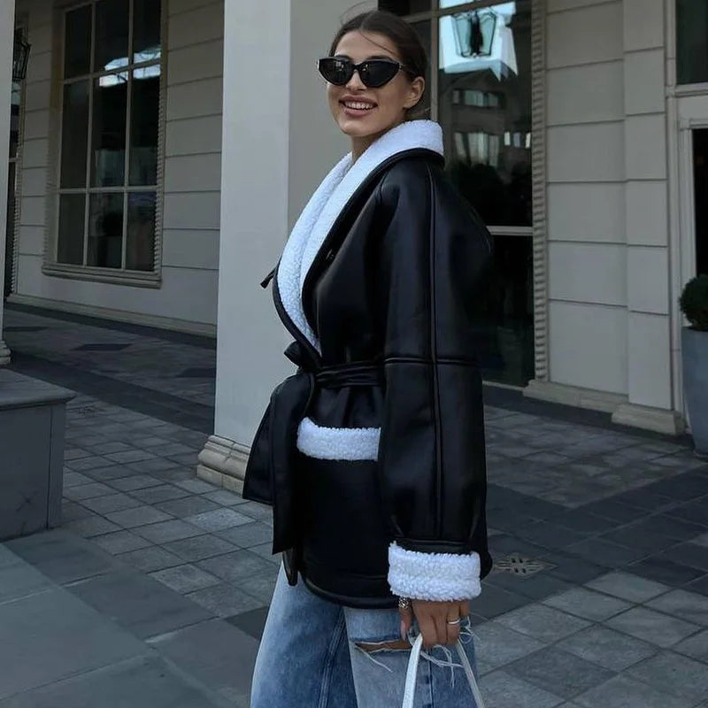 Modische Damenjacke mit Gürtel für den Winter