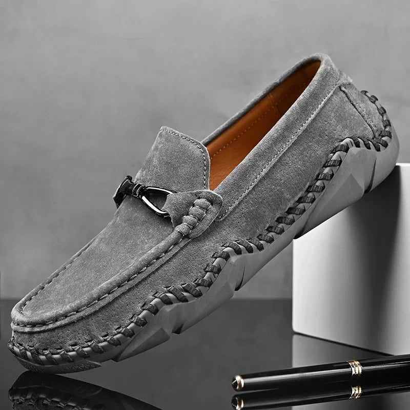 Herren-Wildleder-Slipper mit Handnaht und Gummisohle