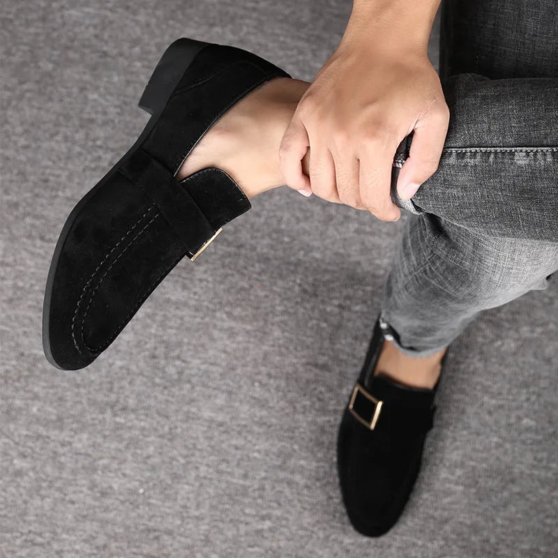 Herren Slipper aus Wildleder mit Metallschnalle - Bequeme Freizeitschuhe