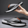 Herren-Sommer-Flip-Flops mit geflochtenen Riemen und Fußbett