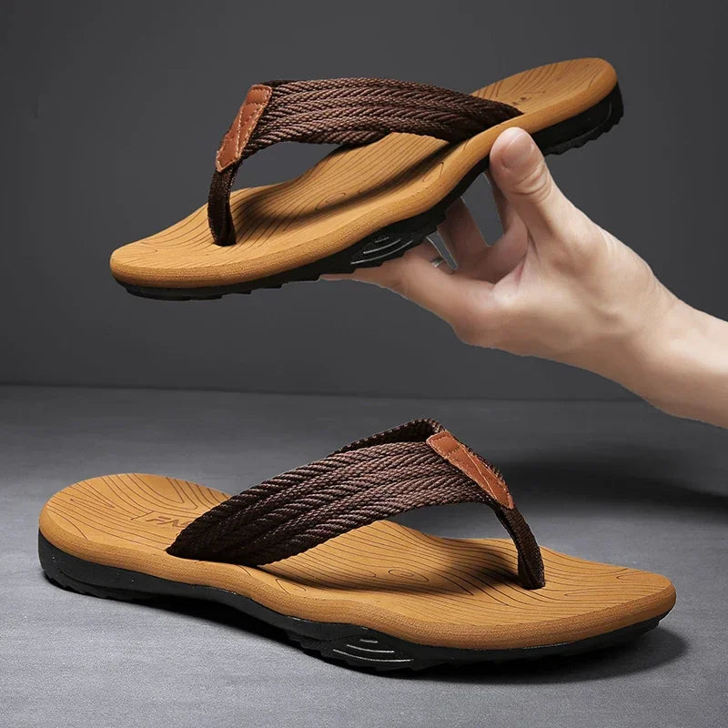 Herren-Sommer-Flip-Flops mit geflochtenen Riemen und Fußbett
