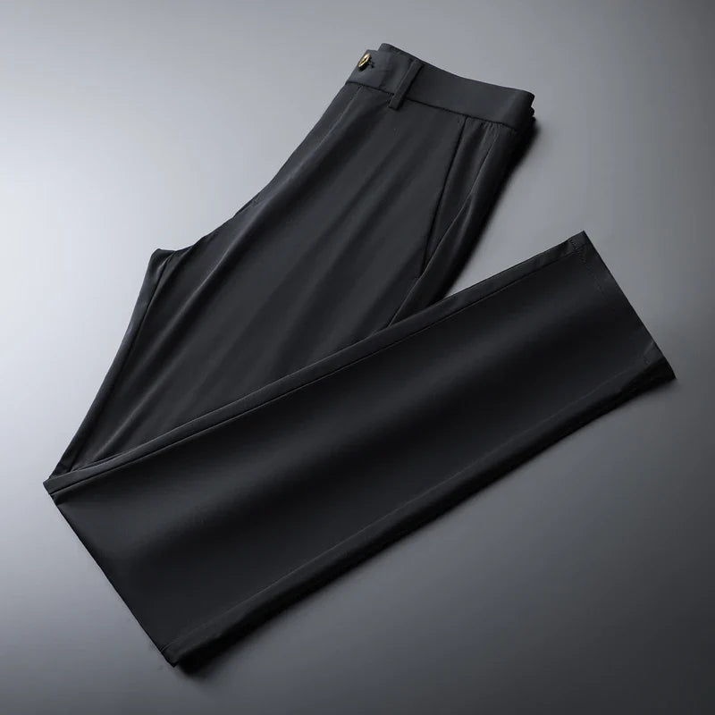Herrenhose in schmaler Passform aus Eissilke und Stretchmaterial