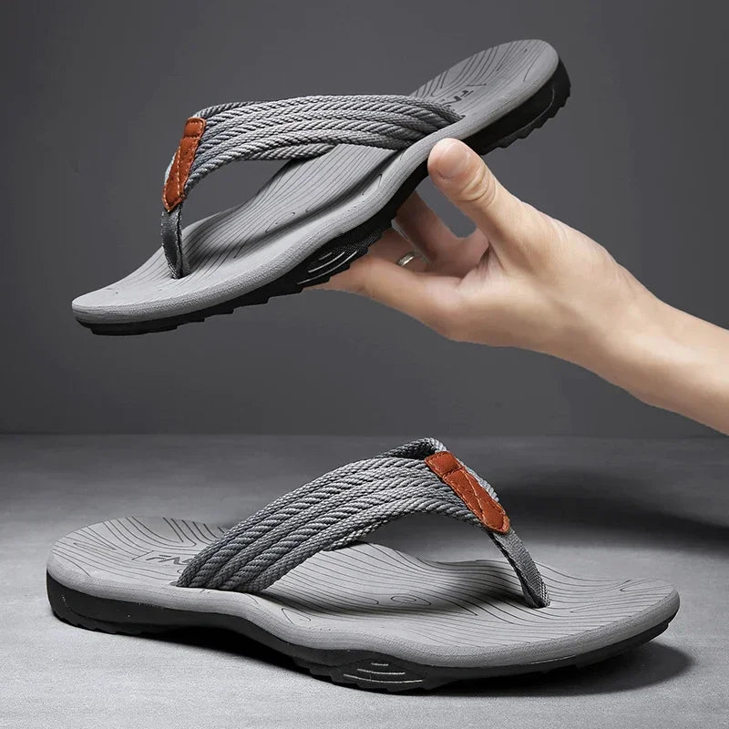 Herren-Sommer-Flip-Flops mit geflochtenen Riemen und Fußbett
