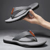 Herren-Sommer-Flip-Flops mit geflochtenen Riemen und Fußbett