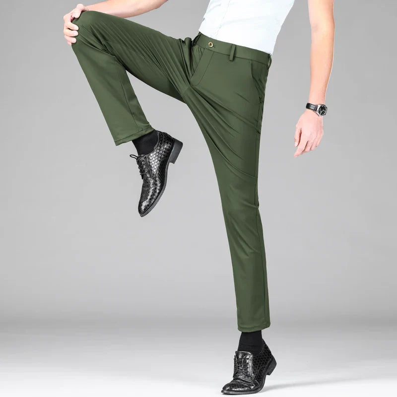 Herrenhose in schmaler Passform aus Eissilke und Stretchmaterial