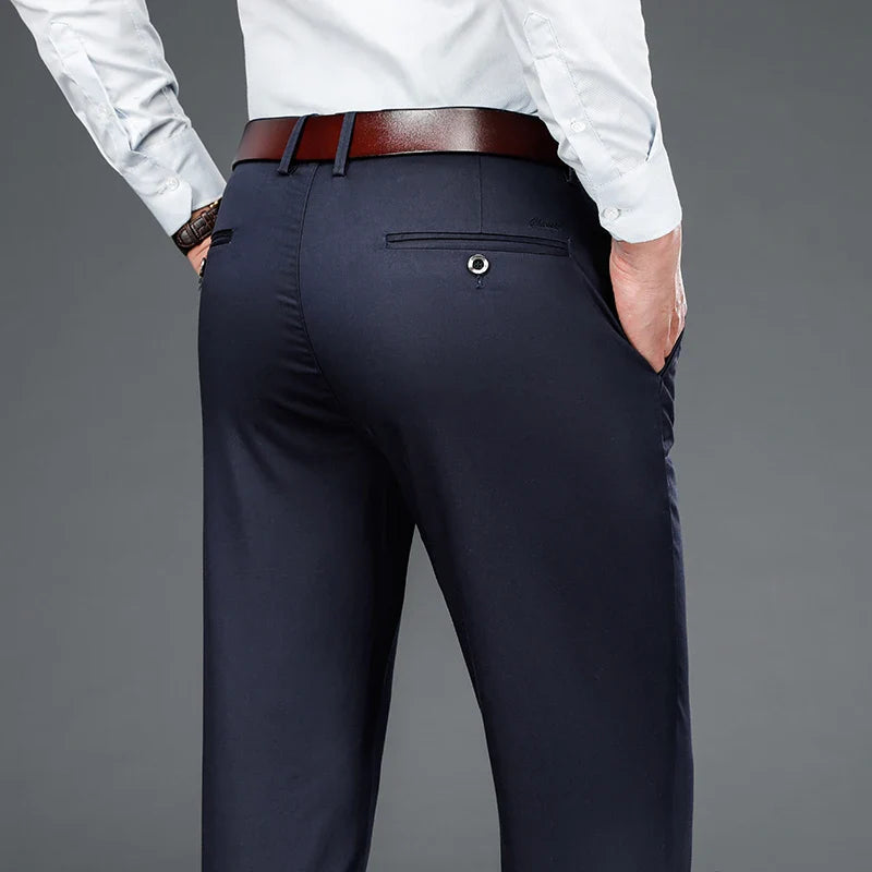 Herrenhose in klassischer Passform mit Stretchanteil und knitterfrei