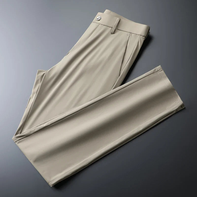 Herrenhose in schmaler Passform aus Eissilke und Stretchmaterial