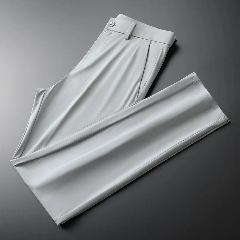 Herrenhose in schmaler Passform aus Eissilke und Stretchmaterial