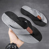 Herren-Sommer-Flip-Flops mit geflochtenen Riemen und Fußbett