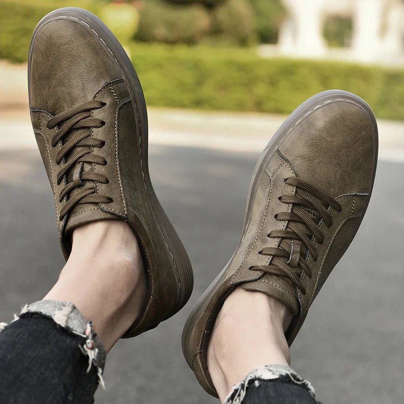 Herren-Sneaker aus Leder mit niedriger Sohle, Gummisohle und Futter
