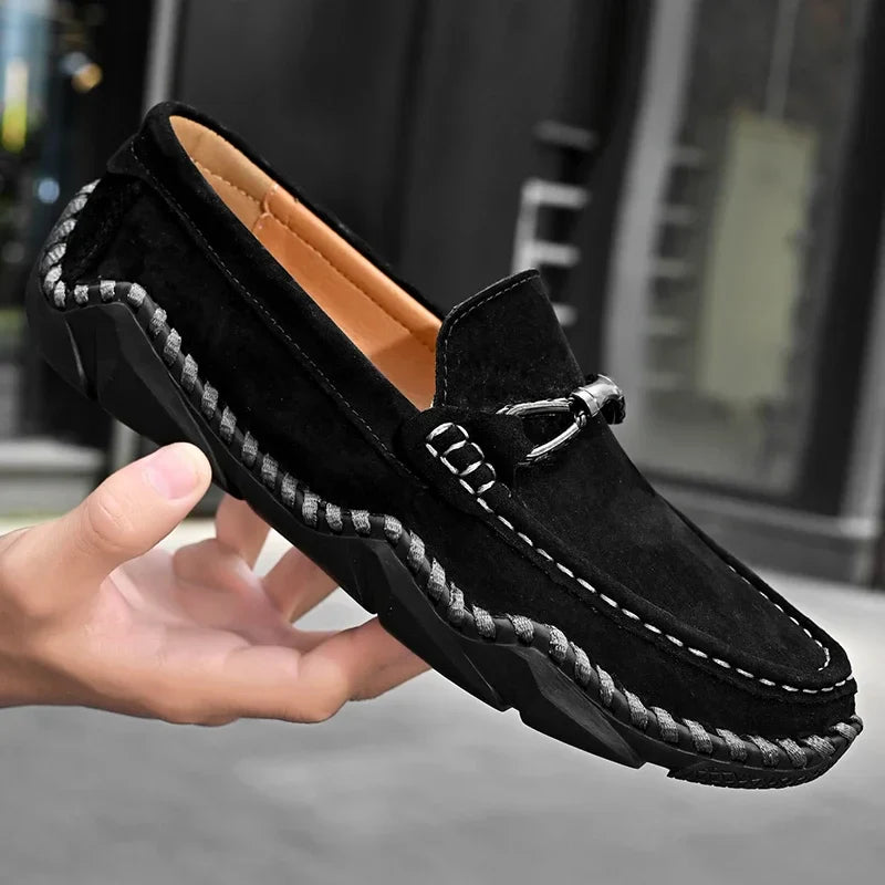 Herren-Wildleder-Slipper mit Handnaht und Gummisohle