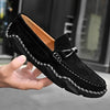 Herren-Wildleder-Slipper mit Handnaht und Gummisohle
