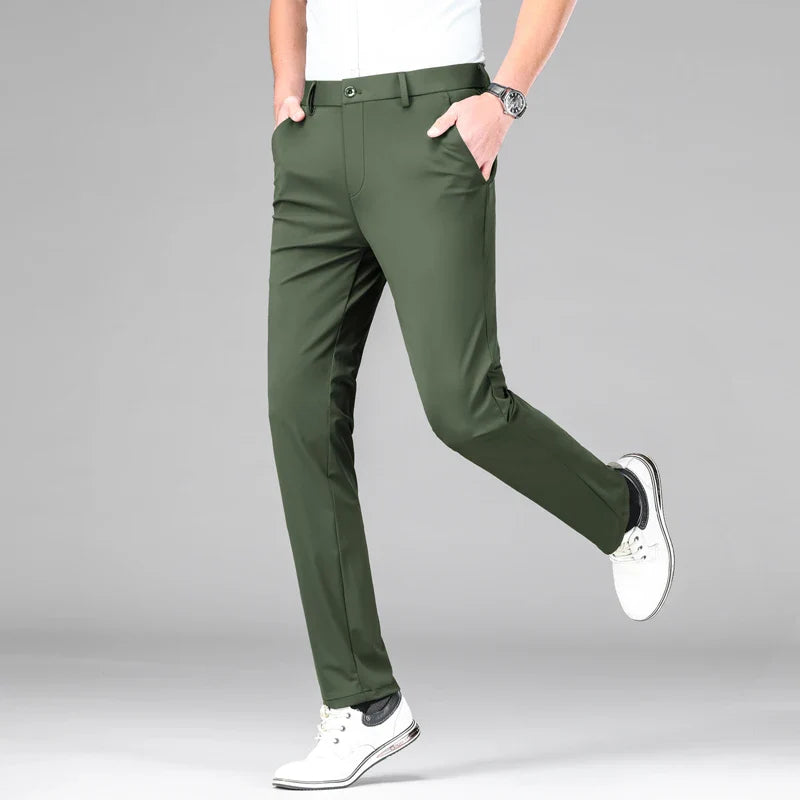 Herrenhose in schmaler Passform aus Eissilke und Stretchmaterial