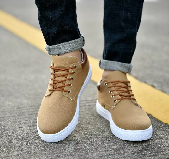 Herren-Sneaker aus Canvas mit niedriger Sohle, Gummisohle und Schnürsenkeln