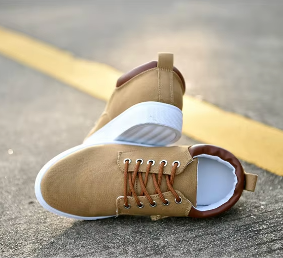 Herren-Sneaker aus Canvas mit niedriger Sohle, Gummisohle und Schnürsenkeln