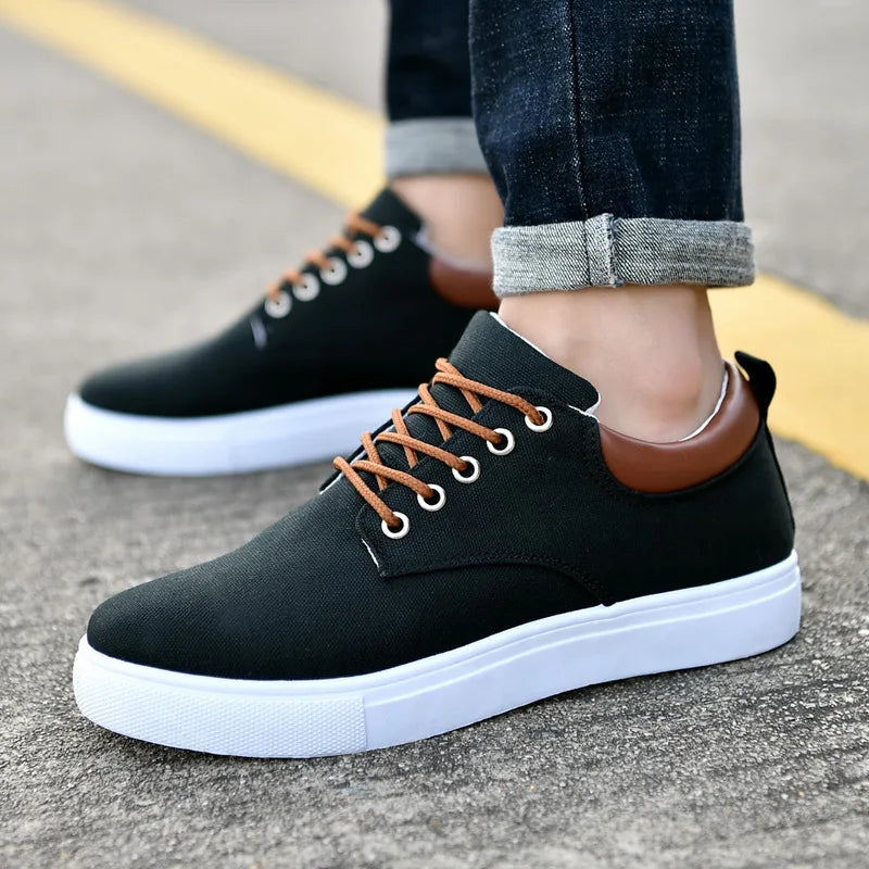 Herren-Sneaker aus Canvas mit niedriger Sohle, Gummisohle und Schnürsenkeln