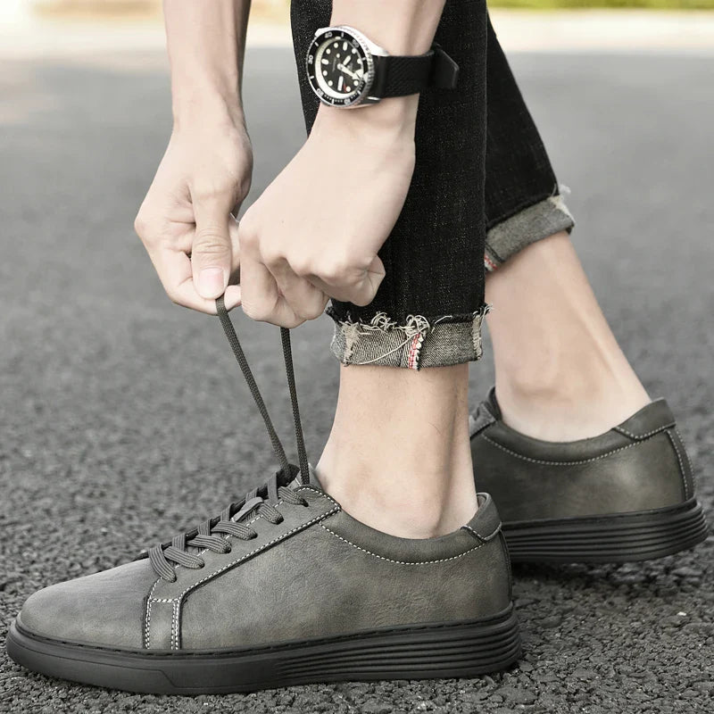 Herren-Sneaker aus Leder mit niedriger Sohle, Gummisohle und Futter