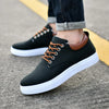 Herren-Sneaker aus Canvas mit niedriger Sohle, Gummisohle und Schnürsenkeln