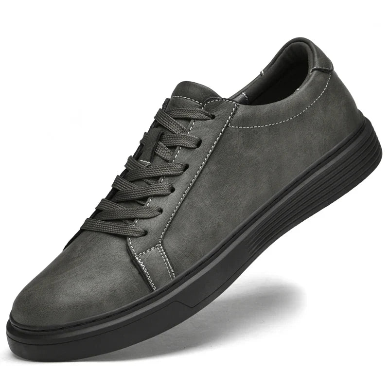 Herren-Sneaker aus Leder mit niedriger Sohle, Gummisohle und Futter