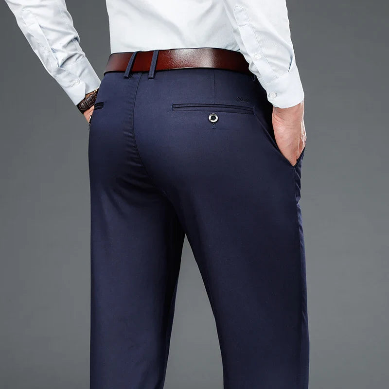 Herrenhose in klassischer Passform mit Stretchanteil und knitterfrei