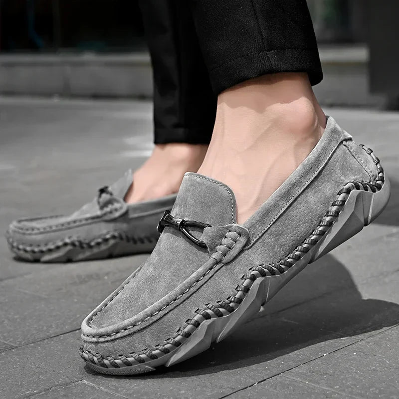 Herren-Wildleder-Slipper mit Handnaht und Gummisohle