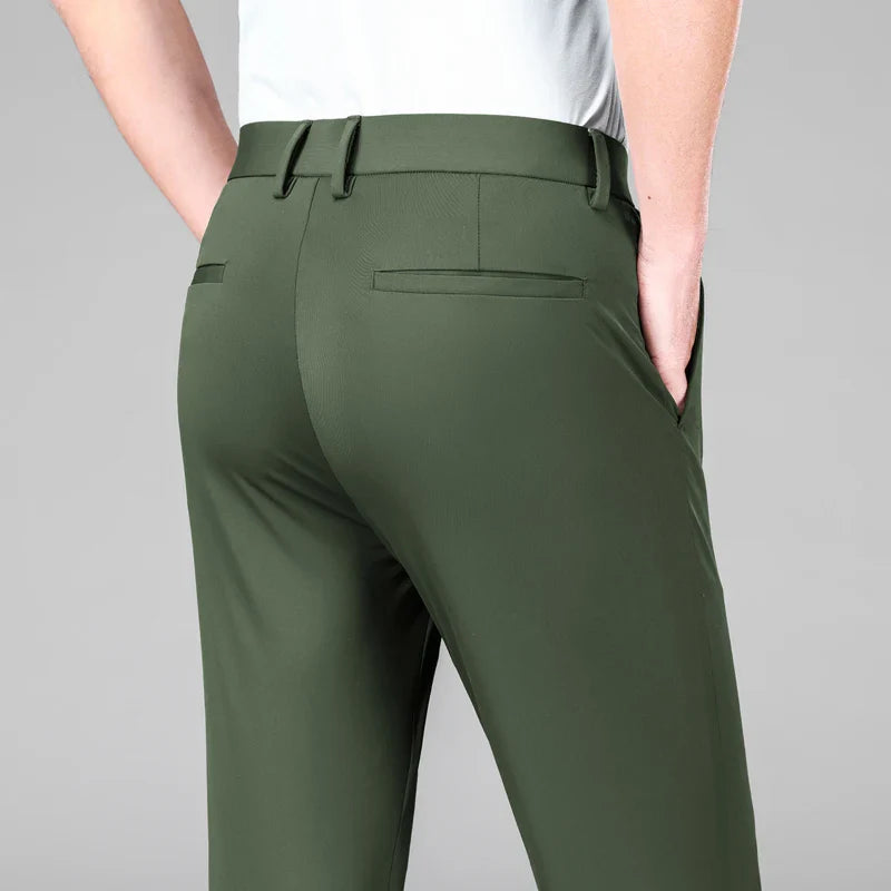 Herrenhose in schmaler Passform aus Eissilke und Stretchmaterial