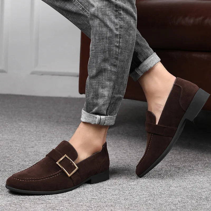Herren Slipper aus Wildleder mit Metallschnalle - Bequeme Freizeitschuhe