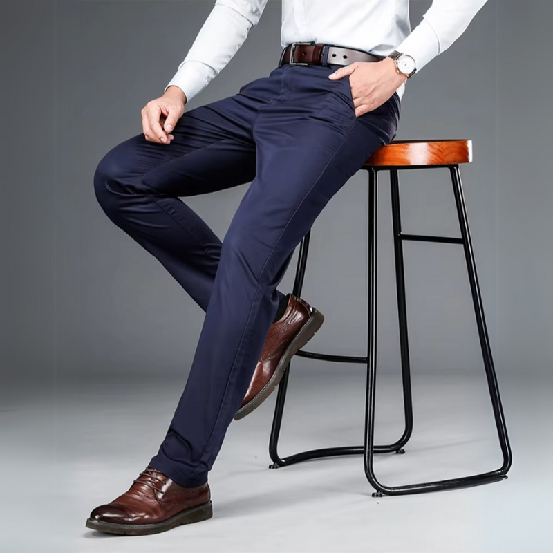 Herrenhose in klassischer Passform mit Stretchanteil und knitterfrei