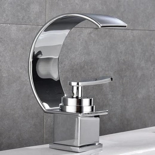 CrystalFalls™ | Wasserfall-Badewasserhahn